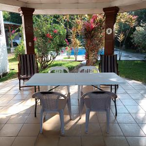 a white table and chairs on a patio at Quinta El Espino in Ahuachapán