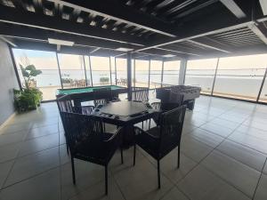 a dining room with a table and chairs on a balcony at Depa y Alberca a 5 min del auditorio in Guadalajara