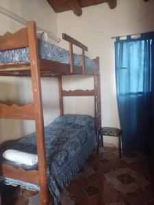 een slaapkamer met 2 stapelbedden in een kamer bij cabañas elita in San Rafael
