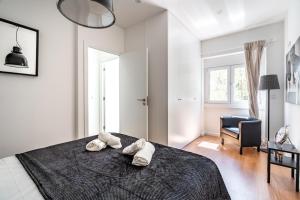 1 dormitorio con 2 toallas en una cama en Akicity Benfica Zenith en Lisboa