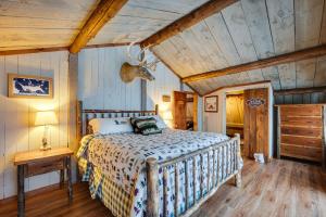 1 dormitorio con cama y techo de madera en Pittsburg Lake House with Magalloway Mountain Views!, en Pittsburg
