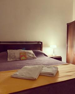 a bed with two towels sitting on top of it at La Mitre in Santiago del Estero