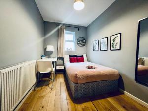 - une chambre avec un lit et un bureau dans l'établissement Lovely 3 Dbl Bed (sleeps upto 6) close to centre., à Manchester