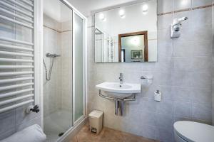bagno bianco con lavandino e doccia di La Fornace Di Racciano a San Gimignano