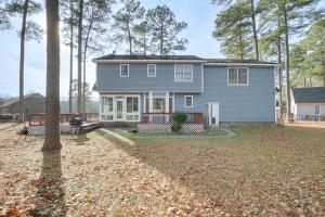 una casa azul con un árbol en el patio en Lovely Fayetteville Home Deck and Fireplace! en Fayetteville