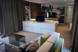 ein Wohnzimmer mit Sofa und Fernseher in der Unterkunft Hotel Nar in Trebinje