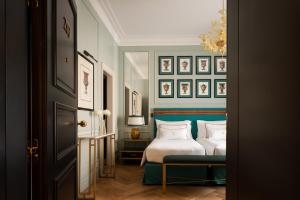 um quarto com uma cama e algumas fotografias nas paredes em Palazzo Ripetta em Roma