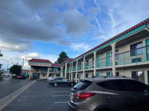 un coche aparcado en un estacionamiento frente a un motel en Chester Inn Motel en Stanton