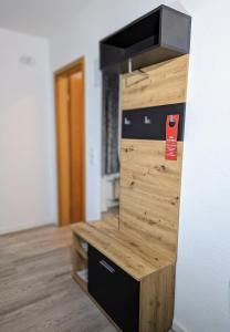 Vestidor de madera con espejo en una habitación en City Hotel - Einzelzimmer en Rastatt