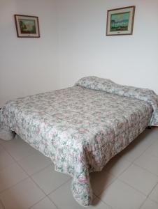 łóżko w pokoju z kocem w obiekcie la finestra sul mare piano 2 w mieście Trappeto