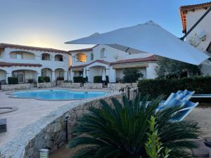 Turquoise & Wood Stylish House 23の敷地内または近くにあるプール