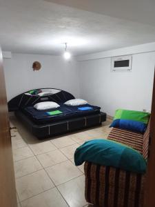 ein Zimmer mit einem Bett und einem Sofa darin in der Unterkunft Apartman SM IK in Tomislavgrad