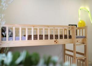 drewnianym łóżkiem piętrowym w pokoju w obiekcie Vit-troi Room - Family 5 person - Duck Homestay Ben Tre w mieście Ấp Phú Lợi