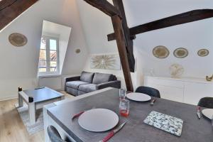 sala de estar con mesa y sofá en Le Jaurès Coeur de Ville gare Mon Groom en Troyes