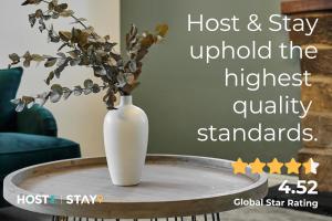 リバプールにあるHost & Stay - Standish Street Placeの白花瓶