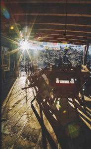 Blickinsfreie - Cabin في شونك: طاولة نزهة مع الشمس في الخلفية