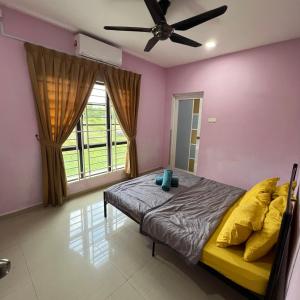 um quarto com uma cama e uma ventoinha de tecto em D` Totok HouseStay em Sepang