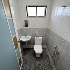 Ένα μπάνιο στο D` Totok HouseStay