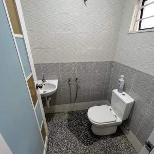 uma casa de banho com um WC e um lavatório em D` Totok HouseStay em Sepang
