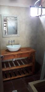 bagno con lavandino e specchio di PORTAL DE LA OVEJERIA a Tafí del Valle