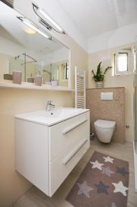 Et badeværelse på Apartments Dvor - ap4, ap5, ap6 + 20 billeder