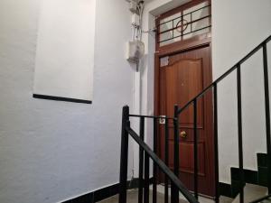 drewniane drzwi na boku budynku w obiekcie Betis del Oro w Sewilli