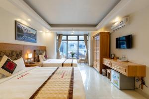 薩帕的住宿－薩帕雪酒店，酒店客房设有两张床和电视。