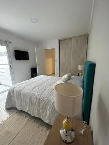 - une chambre avec un lit et une table avec une lampe dans l'établissement Bonjour alquiler temporario 2, à Santa Rosa