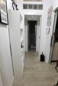korytarz z białymi ścianami i drewnianą podłogą w obiekcie Betis del Oro w Sewilli