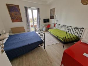 1 dormitorio con 2 camas y TV. en Betis del Oro en Sevilla