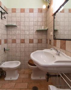 a bathroom with a toilet and a sink at Bio Agriturismo Montemenardo Apartments in Todi