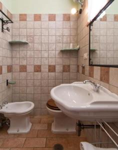 トーディにあるBio Agriturismo Montemenardo Apartmentsのバスルーム(トイレ、洗面台付)