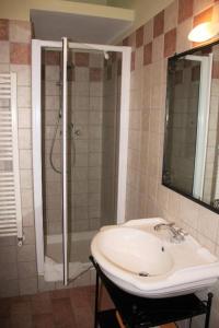 y baño con lavabo y ducha. en Bio Agriturismo Montemenardo Apartments, en Todi