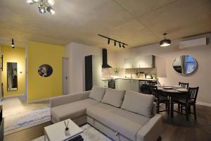 ブダペストにあるNew Faces Design Apartment in Downtownのソファとテーブルのあるリビングルーム