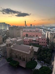 Midtown Nile View Suites في القاهرة: اطلالة على مبنى كبير في مدينة