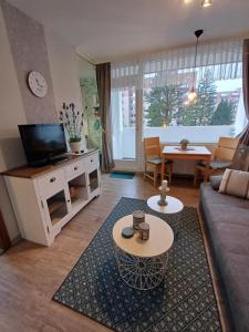 sala de estar con sofá y mesa en Waldfee, en Altenau