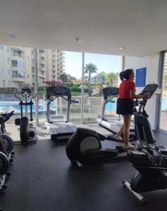a woman standing on a treadmill in a gym at vacaciones con laguna in Algarrobo