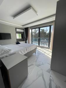 a large bedroom with a bed and a large window at Sapanca Villa View Suite in Sapanca