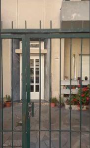 un cancello verde di fronte a un edificio di Quaint, cozy apart in best location a Montevideo