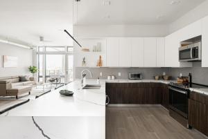 Cucina o angolo cottura di Luxurious Escape - Walk to Empower Field - Tesoro