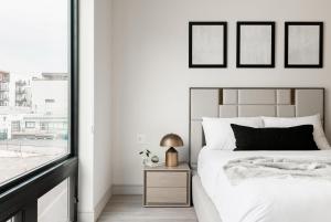 Letto o letti in una camera di Luxurious Escape - Walk to Empower Field - Tesoro