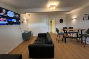 TV a/nebo společenská místnost v ubytování Haus Diemeleck - Ferienhaus für 6 Personen mit Sauna und Dachterrasse mit Panoramablick