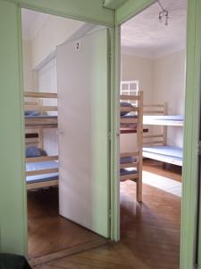 Двуетажно легло или двуетажни легла в стая в HOSTEL DA VILA