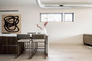 uma cozinha e sala de jantar com mesa e cadeiras em Brand New Condo - Walk to Empower Stadium - Tesoro em Denver