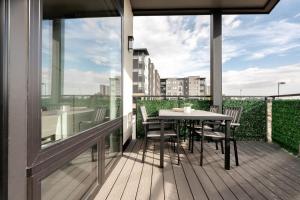 a patio with a table and chairs on a balcony at Contemporary Condo - Grill - Balcony - Tesoro in Denver