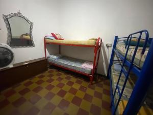 um quarto com 2 beliches e um espelho em Casa a una cuadra de costanera Gualeguaychu Hasta 8 personas em Gualeguaychú