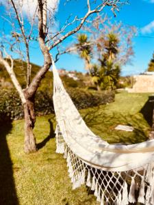 una hamaca colgando de un árbol en un patio en Casinhas Fim do Mundo, en Reguengo Grande