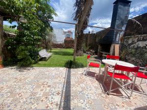 eine Terrasse mit einem Tisch, Stühlen und einem Kamin in der Unterkunft Casa a una cuadra de costanera Gualeguaychu Hasta 8 personas in Gualeguaychú