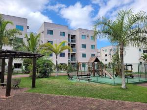 um parque com um parque infantil e um baloiço em Apartamento em Condomínio Marinas Clube em São Pedro da Aldeia