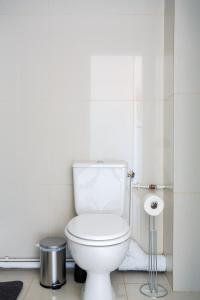 a bathroom with a white toilet in a room at Le blanc mesnil bat A 2G in Le Blanc-Mesnil